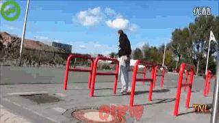 妹子被小龙虾夹,妹子被螃蟹夹了