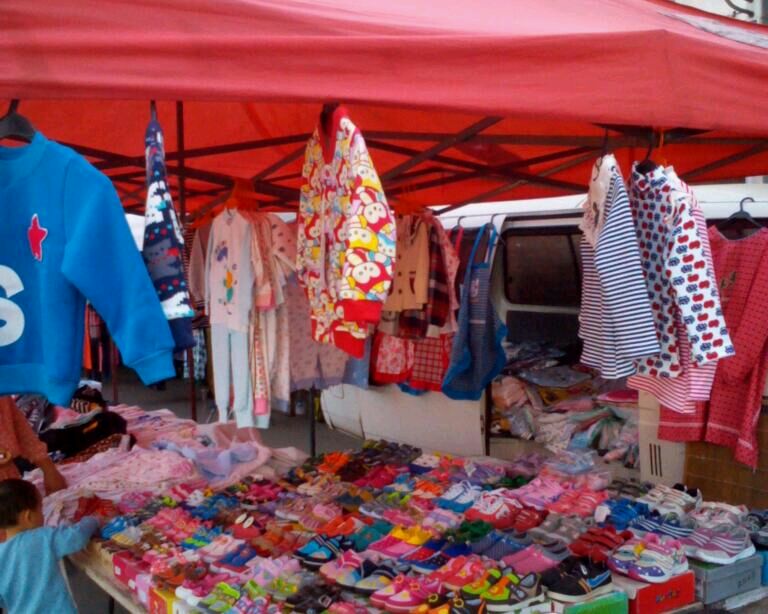 卖童装摆地摊好还是开店好,童装店开店攻略