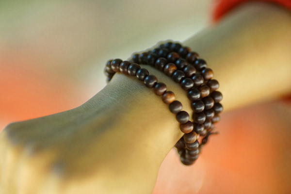 越南黄花梨和缅甸黄花梨手串,越南黄花梨手串一般多少钱