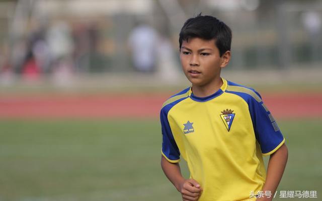 15岁西班牙小将踢中超,曾经来中国试训的足球巨星