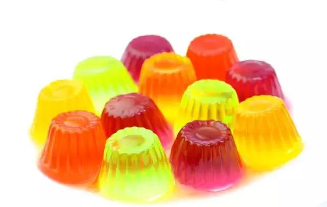 男童误食烧碱食道被烧伤,小朋友误喝烧碱的视频