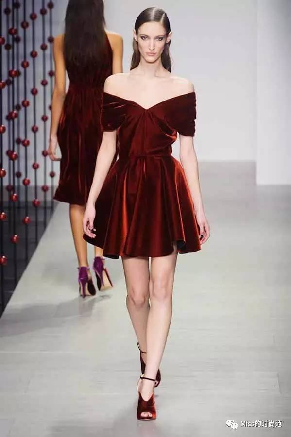 v领上衣时尚显瘦正肩遮肉款,显瘦又清凉