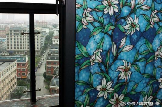 窗户贴膜和装窗帘哪个好，浅谈装修中二者优缺点