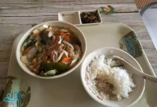 青岛好吃不贵的美食,青岛排名第一排骨米饭