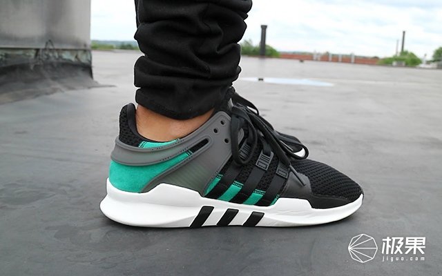 便捷式系鞋带球鞋,自动系鞋带的nike球鞋