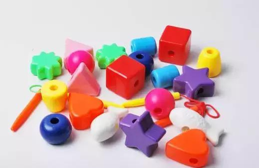 男童误食烧碱食道被烧伤,小朋友误喝烧碱的视频