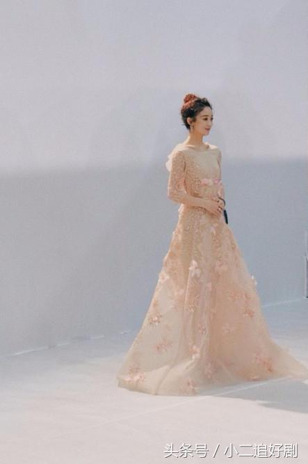 “女儿国国王”赵丽颖出席电影节，左手中指戴戒疑是有新恋情！