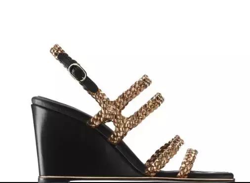 凉鞋经典款百搭不累脚,今年最火的4款凉鞋清爽又时髦