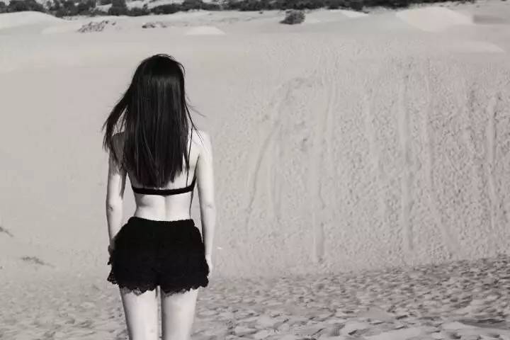 她们为别人穿的衣服，最后都一件一件脱了下来