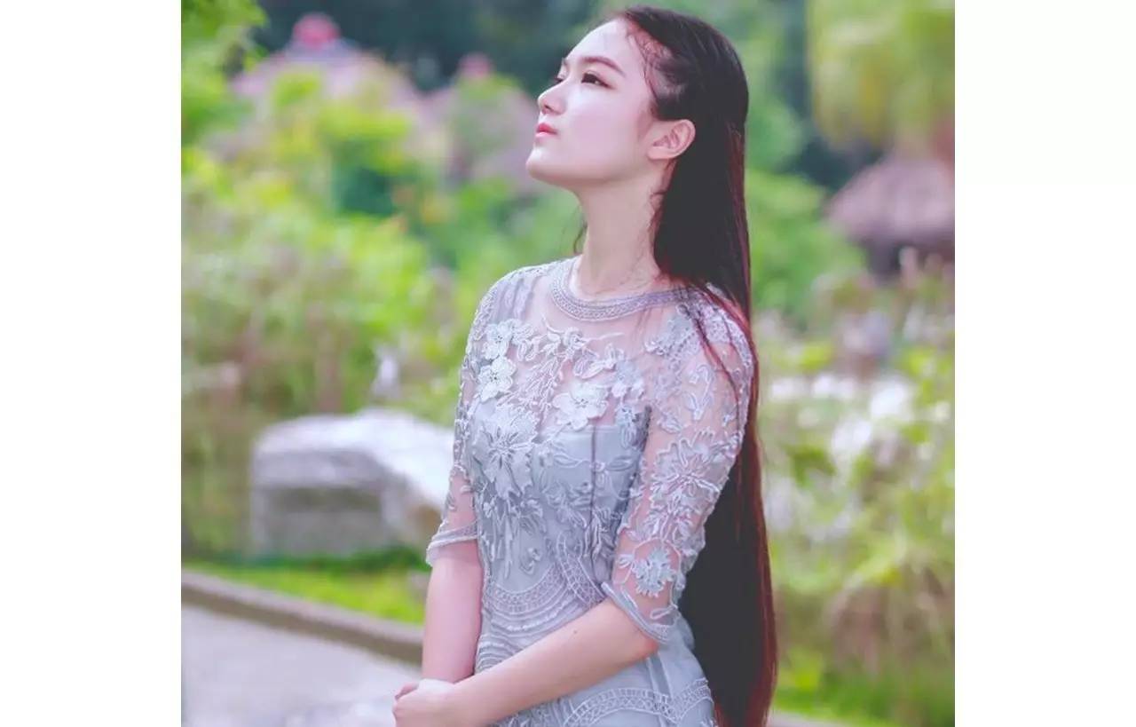 她们为别人穿的衣服，最后都一件一件脱了下来