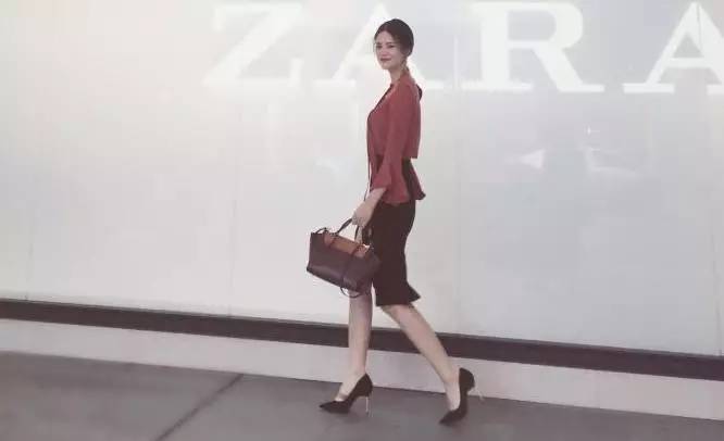 她们为别人穿的衣服，最后都一件一件脱了下来