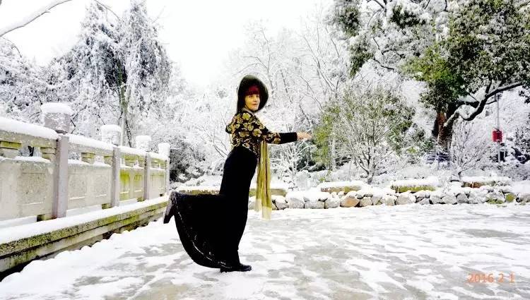 她们为别人穿的衣服，最后都一件一件脱了下来