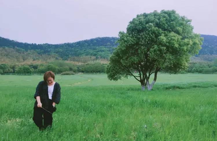 她们为别人穿的衣服，最后都一件一件脱了下来