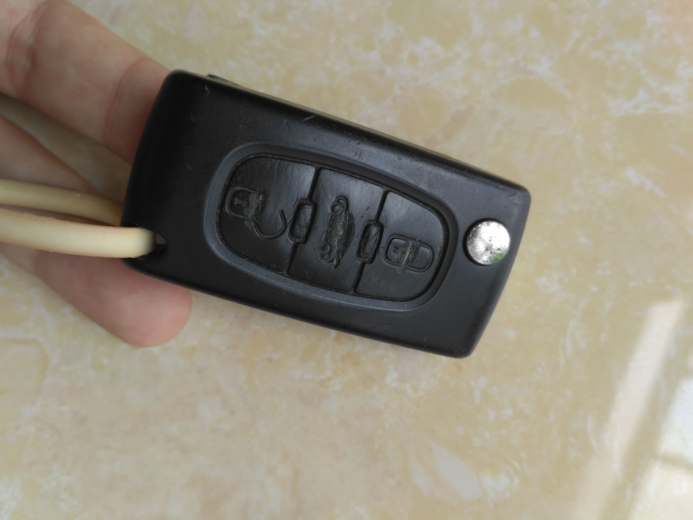 标致3008车钥匙怎么换电池视频,标致301遥控钥匙怎么打开换电池