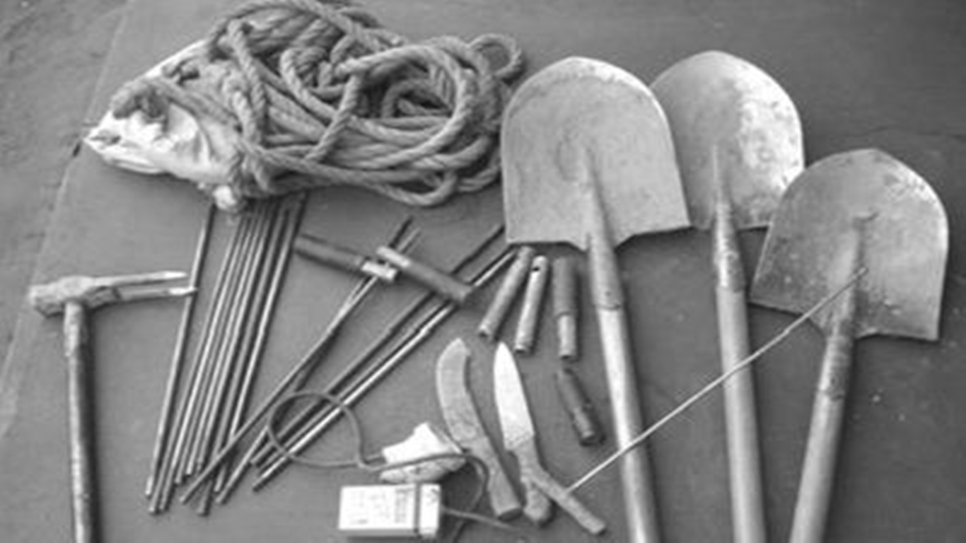 一对老夫妻捡了一口棺材板,带回家后,夫妻两人相继毙命无一幸免