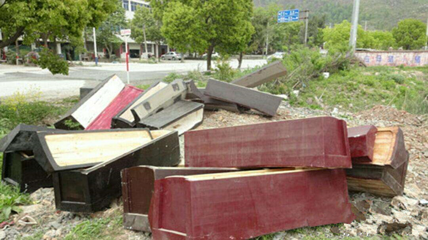 一对老夫妻捡了一口棺材板,带回家后,夫妻两人相继毙命无一幸免