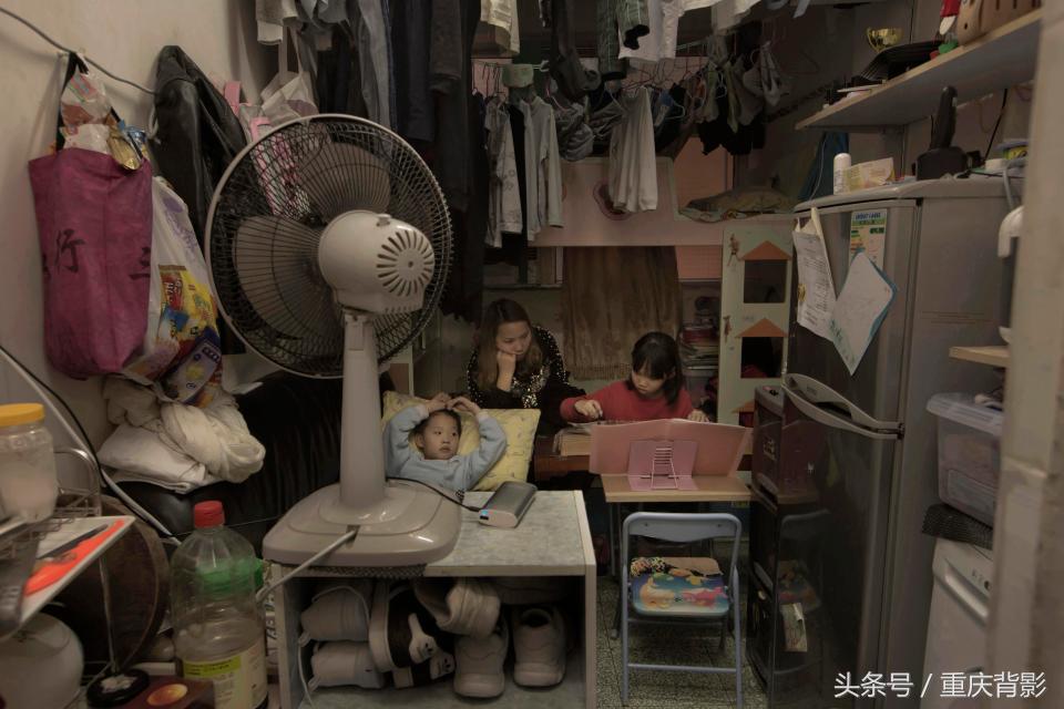 “鞋盒”是香港一个工薪阶层拥挤不堪的家庭被迫生活