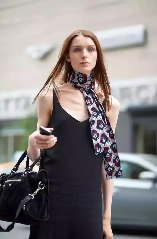 夏天丝巾系法大全,夏天长方形丝巾搭白衬衫的系法