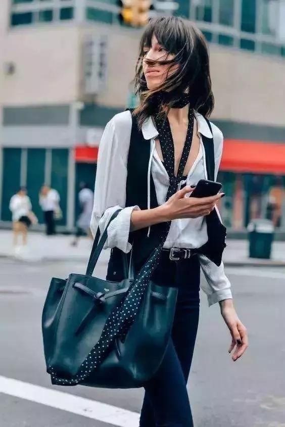 夏天丝巾系法大全,夏天长方形丝巾搭白衬衫的系法