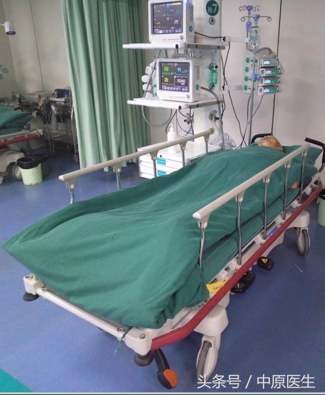 男子摘槐花倒挂树上获救,男子爬树摘果摔伤