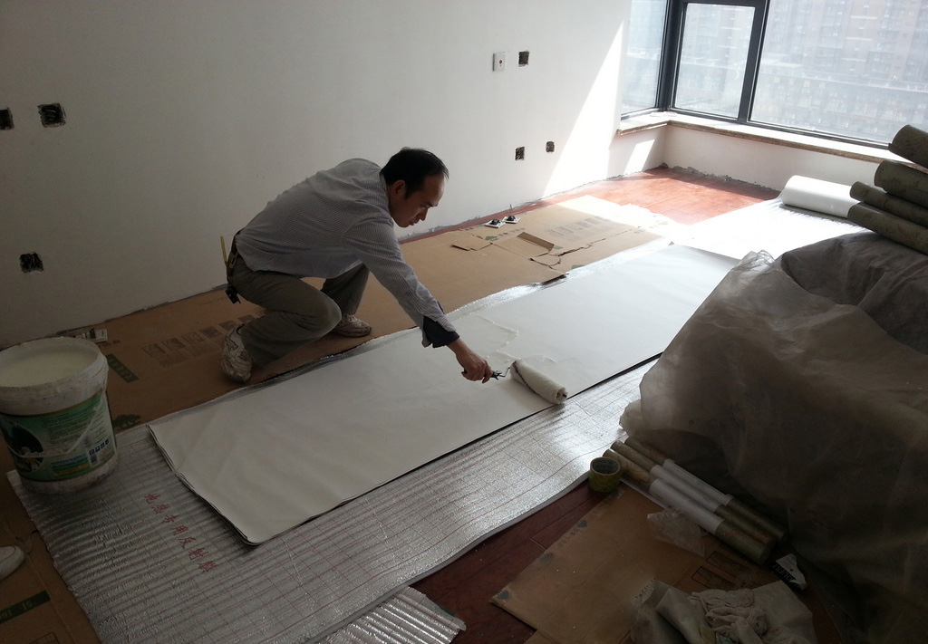 新手自己贴墙纸,贴墙纸遇到墙空鼓怎么办