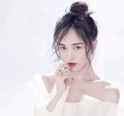 丸子头炸毛娃娃发型,永不过时的丸子头超级简单哦