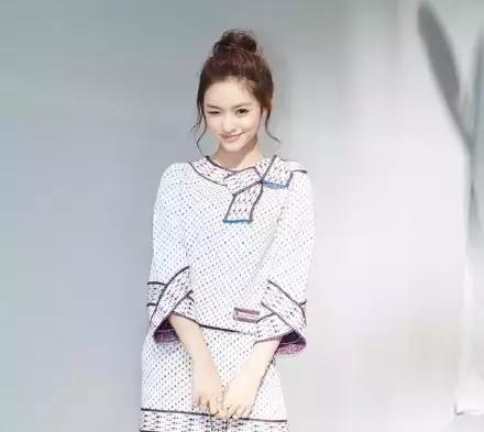 丸子头炸毛娃娃发型,永不过时的丸子头超级简单哦