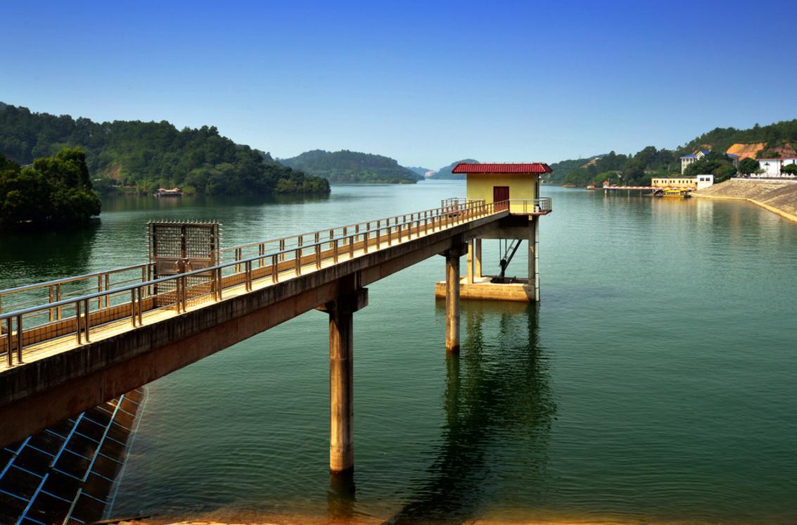 万梓良客家哪里人,万梓良祖籍广东宝安什么村