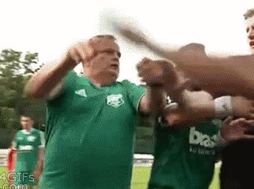 妹子被小龙虾夹,妹子被螃蟹夹了