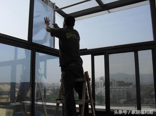 窗户贴膜和装窗帘哪个好，浅谈装修中二者优缺点