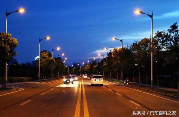 汽车卤素大灯不够亮建议改什么灯,汽车卤素大灯不聚光调节最佳方法