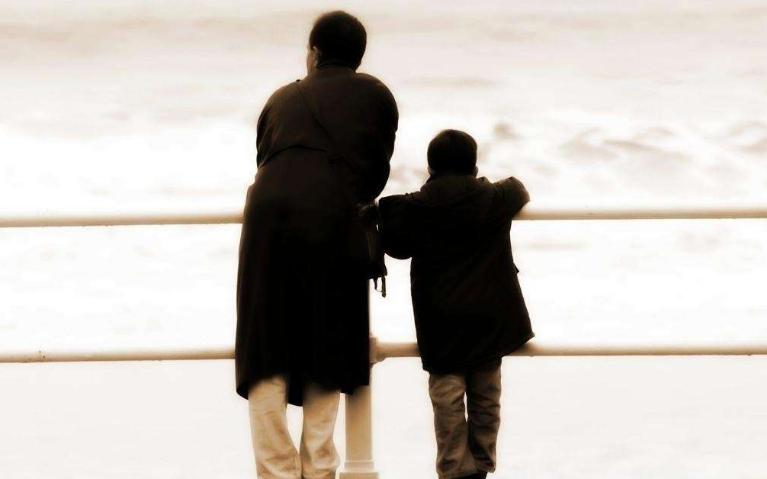 店门外捡个儿子，七年后得到孩子生父线索，他把儿子归还给人家