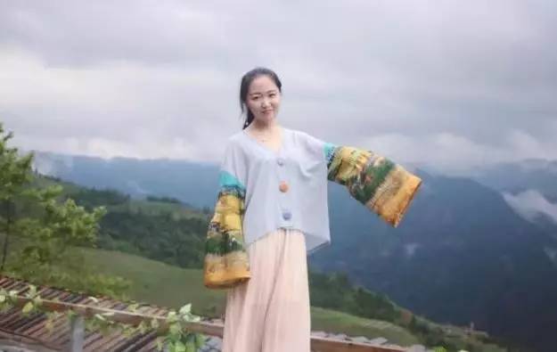 她们为别人穿的衣服，最后都一件一件脱了下来