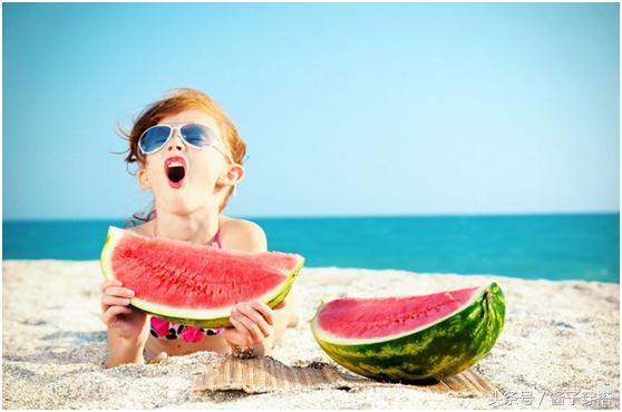 不曾见过的人字拖，让你裸脚整个夏天