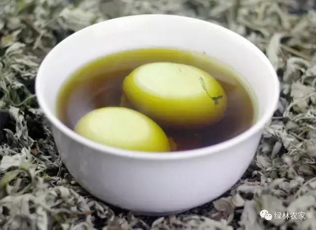暖宫小秘方——艾草紫苏煮绿壳蛋