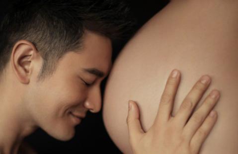 baby的大肚照很温馨，另一对明星夫妇大肚照遭网友喷口水