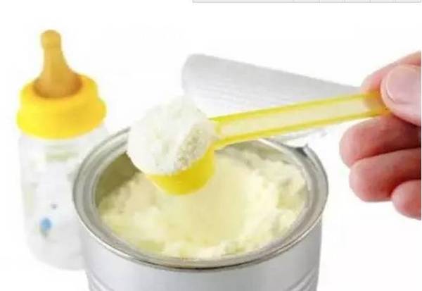 冲奶粉时出现颗粒、挂壁和泡沫还能给宝宝喝吗?