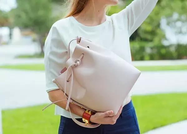 旅行如何搭配两个包包呢,夏季旅游包包搭配技巧