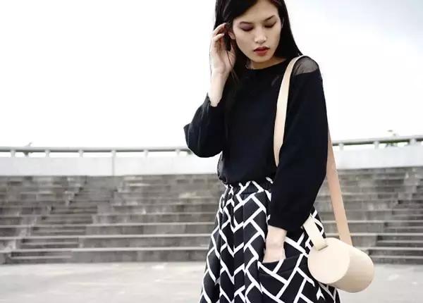 旅行如何搭配两个包包呢,夏季旅游包包搭配技巧