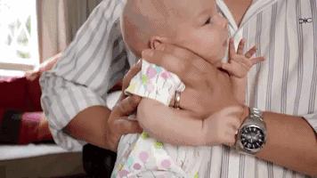 产科护士拍嗝手法,护士怎么给新生儿拍嗝