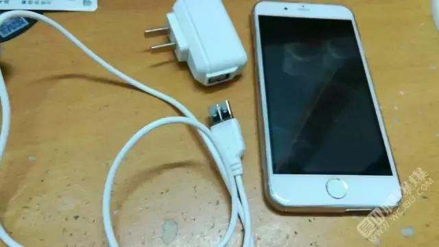 吴川网友刚买手机，结果手机充电接口竟然烧焦了！