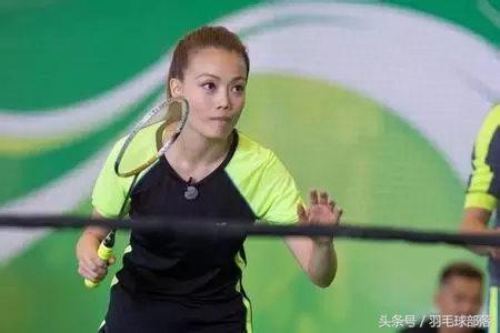 最会打羽毛球的美女,清纯美女打羽毛球准备活动视频