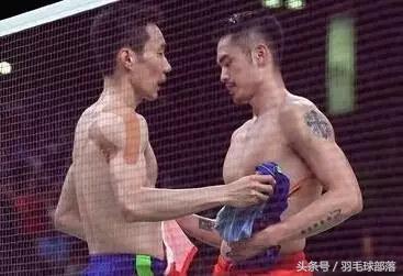 最会打羽毛球的美女,清纯美女打羽毛球准备活动视频