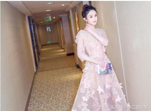 “女儿国国王”赵丽颖出席电影节，左手中指戴戒疑是有新恋情！