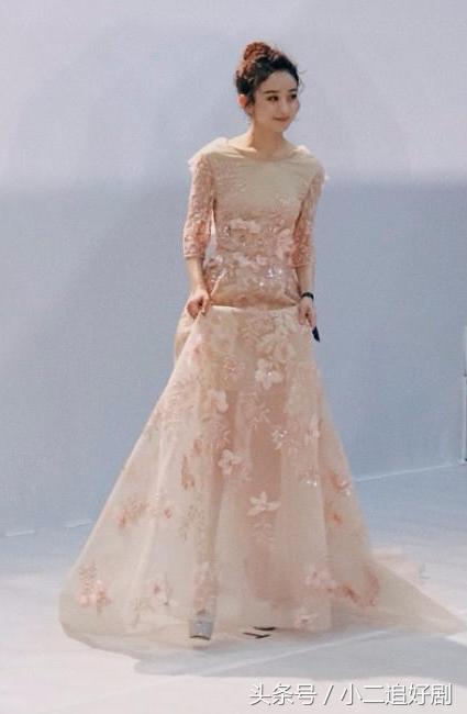 “女儿国国王”赵丽颖出席电影节，左手中指戴戒疑是有新恋情！