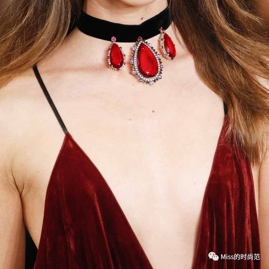 v领上衣时尚显瘦正肩遮肉款,显瘦又清凉