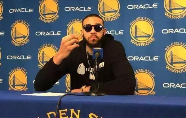 被“五大囧”摧毁的篮球人生,他真的是个脑残吗?