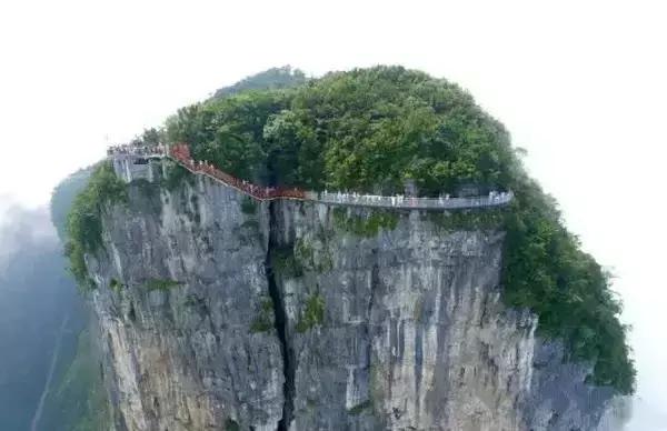 天津亚洲玻璃栈道多高多长,天津周边落差400米玻璃栈道