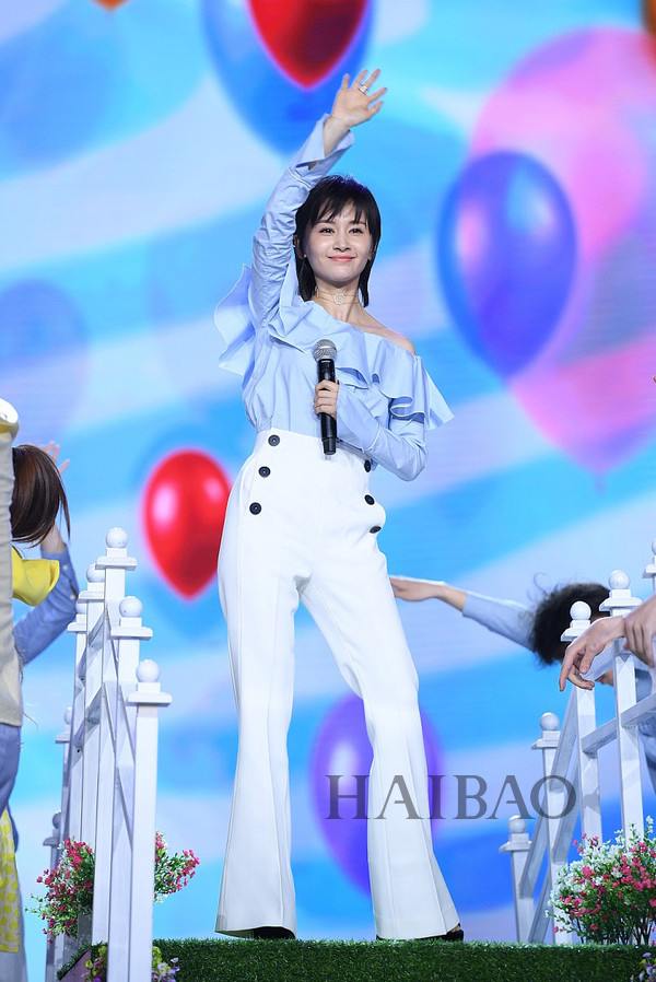 要美也要暖近期明星穿搭总结,今年流行的明星初秋穿搭