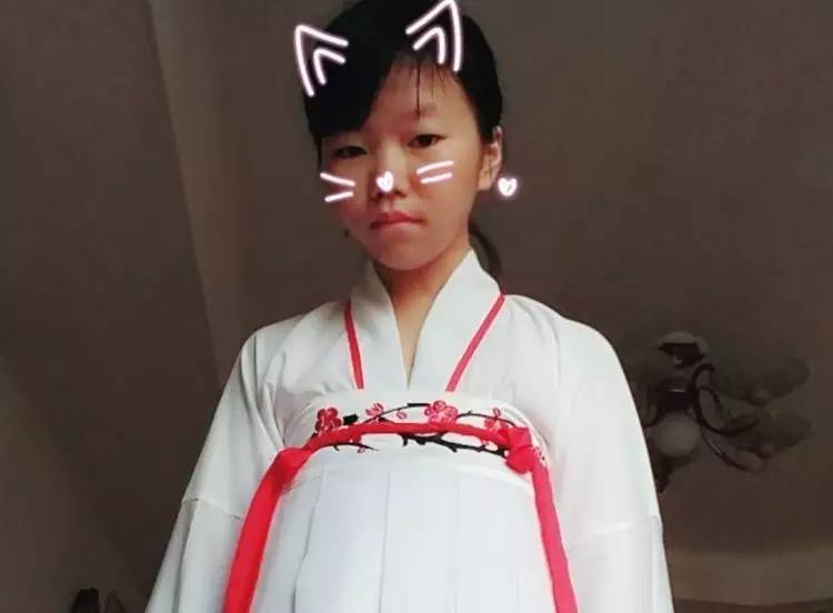 她们为别人穿的衣服，最后都一件一件脱了下来